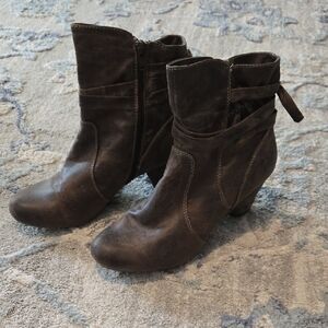 BareTraps Brown Wrapped Strap Ankle Booties With Heel, Women's Size 8